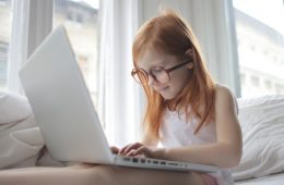 Hoe bescherm je je kind online?